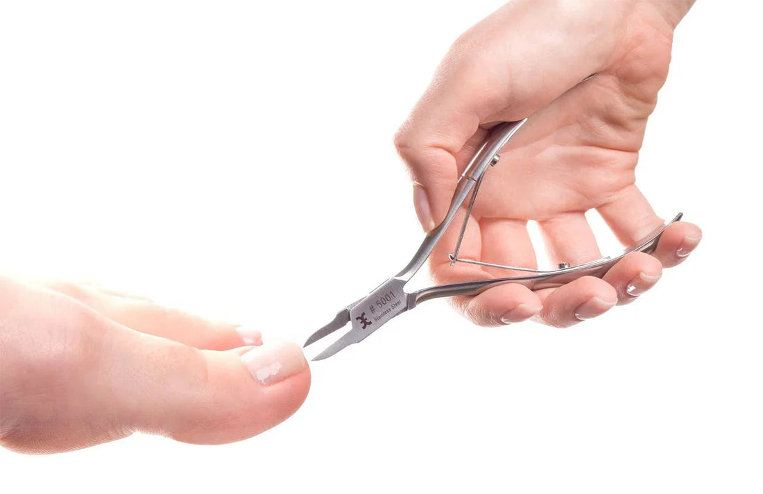Corner nippers for foot care with narrow blade