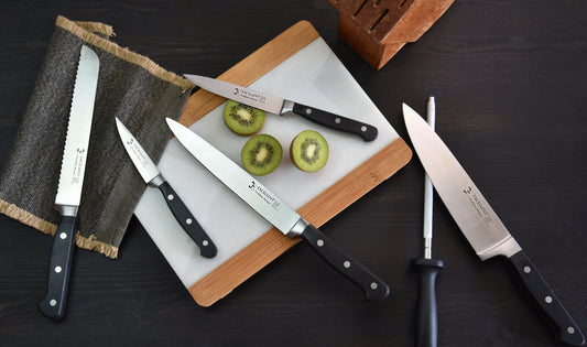 Noże kuchenne z Solingen podczas krojenia – od santoku po nóż szefa kuchni