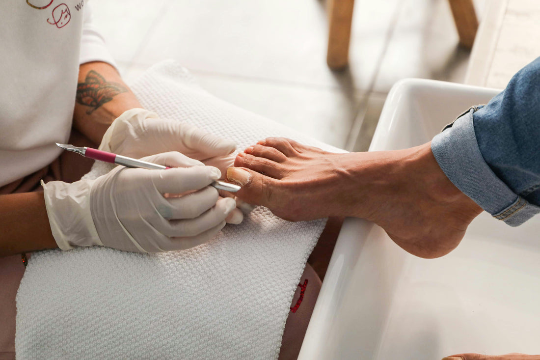 Gepflegte Fingernägel mit sauberem Nagelfalz nach der Pflege mit Profi-Nagelinstrumenten