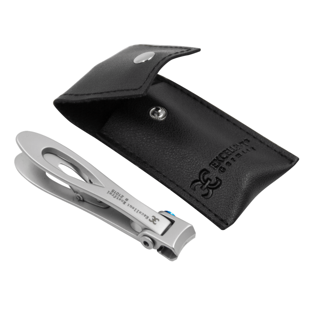 Coupe-ongles à lames proprement affûtées dans un étui de protection en cuir