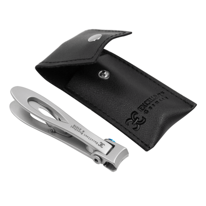 Coupe-ongles à lames proprement affûtées dans un étui de protection en cuir