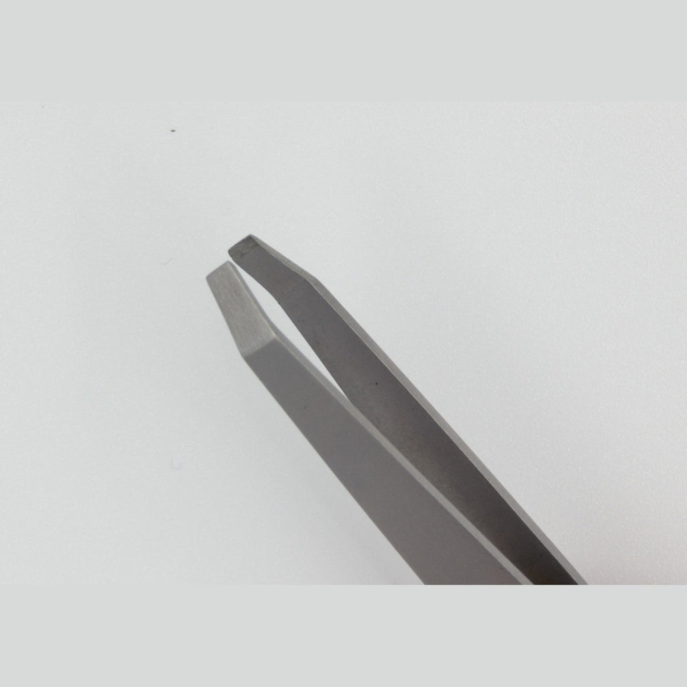 Fine tip of the angled tweezers for plucking eyebrows – view 2