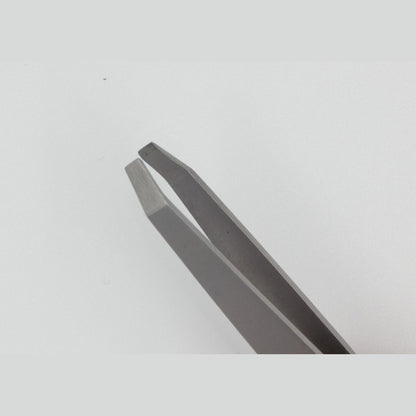 Fine tip of the angled tweezers for plucking eyebrows – view 2