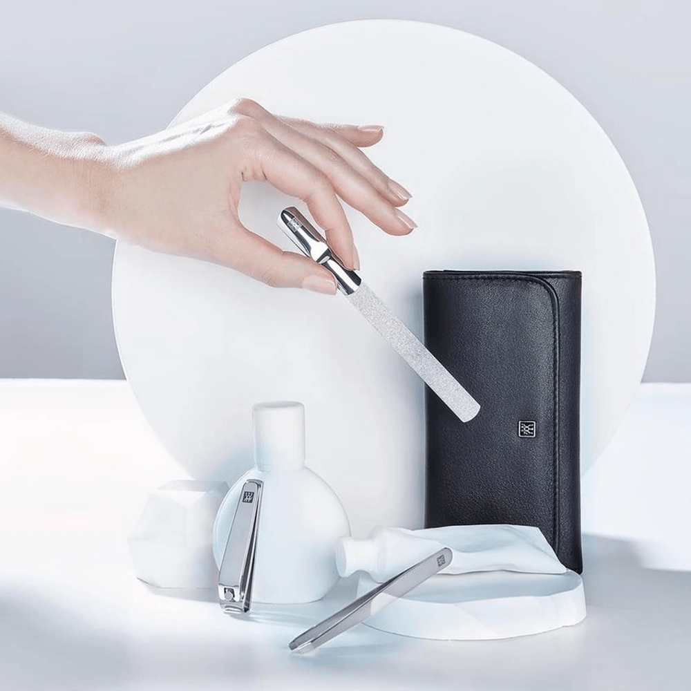 Set manicure Classic Inox di Zwilling con due forbici per la cura di unghie e pellicine – vista 3